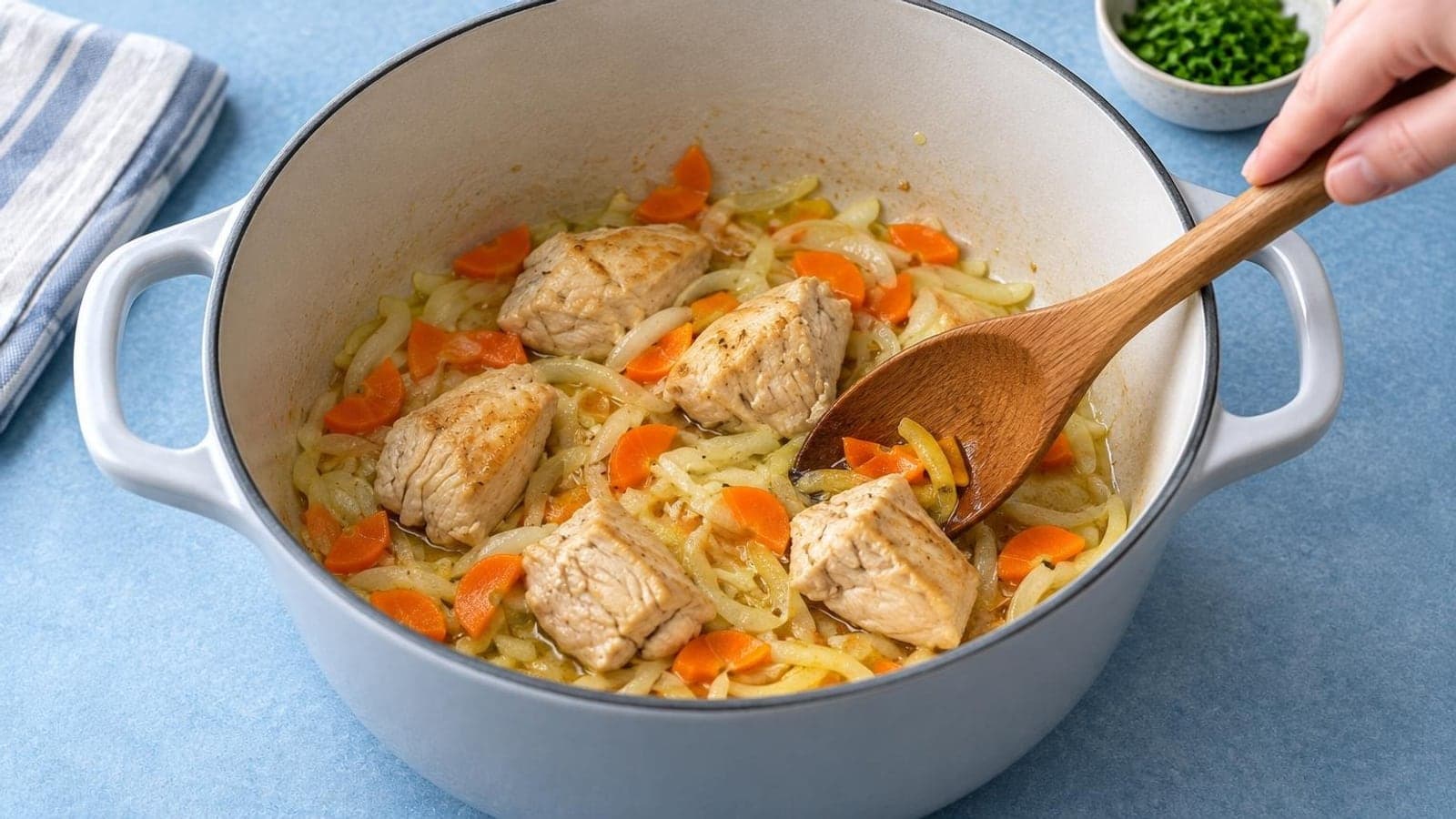 Золотистый куриный суп с картофелем, морковью, тонкой вермишелью и зеленью в тарелке — шаг 4